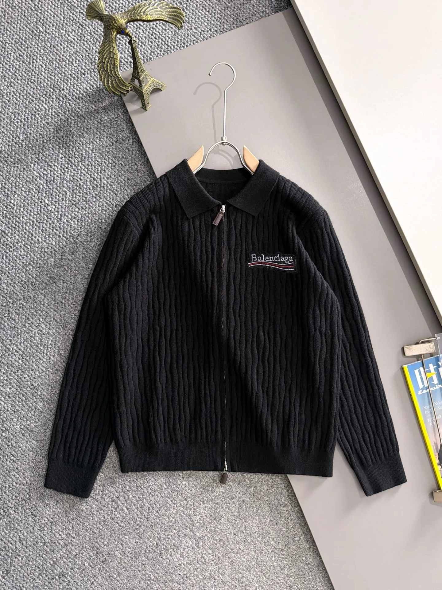 The latest knitted sweater jackets from Balenciaga’s official autumn/winter 2026 website are now on sale at the counter for Hot Sale! Specially made of wool blended fabric. It feels comfortable and can be directly in contact with the skin. The logo badge is exquisitely embroidered, which is extremely eye-catching! The details highlight the fashionable charm of big brands. Exquisite workmanship. Three-dimensional cutting style. The wearing effect is invincible and handsome! All three standards are complete! Sizes:M-3XL